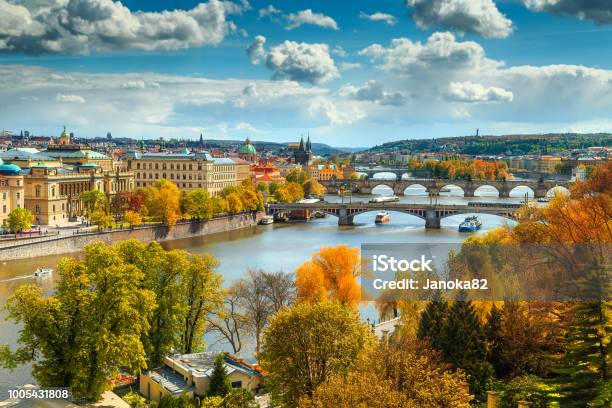 Foto de Fantástico Panorama De Outono Com A Famosa Praga Cidade República Checa Europa e mais fotos de stock de Praga