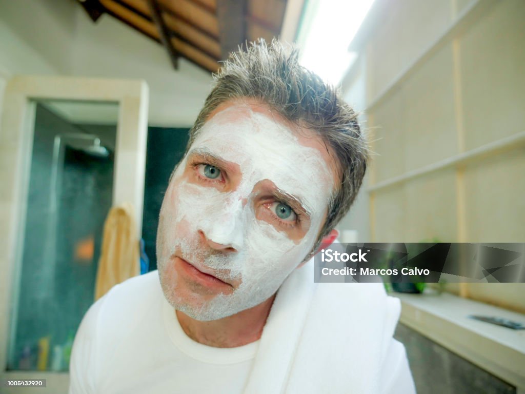 Chàng Trai Trẻ Hài Hước Hấp Dẫn Trong Phòng Tắm Tại Nhà Nhìn Vào ...