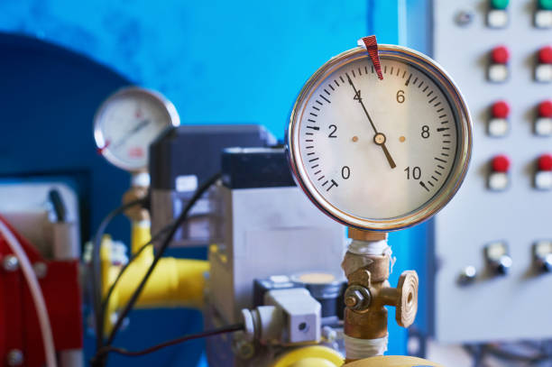 a gauge showing the gas pressure is installed on the pipeline. industrial background. - pressure gauge gauge physical pressure pipeline imagens e fotografias de stock
