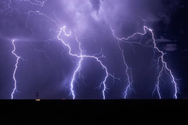 boulons de foudre d’une puissante tempête - thunderstorm lightning storm monsoon photos et images de collection