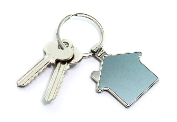 corrente chave e chave de casa no fundo branco - key house home interior key ring - fotografias e filmes do acervo