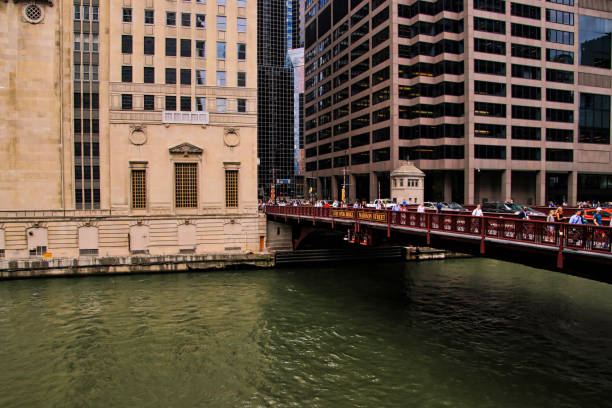 vue du pont de madison street au-dessus du fleuve de chicago aux côtés de l’opéra lyrique, comme piétons/banlieusards rush pour attraper des transports. - music loop photos et images de collection