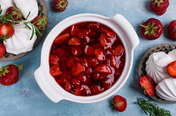 dessert mit erdbeeren - stewed fruit stock-fotos und bilder