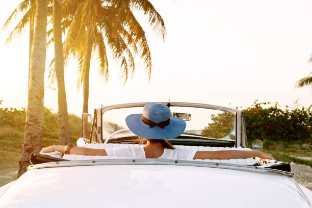 hermosa mujer con sombrero azul y blanco retro cabriolet - varadero beach fotografías e imágenes de stock