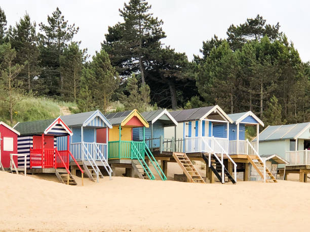 cabanes de plage - north norfolk photos et images de collection