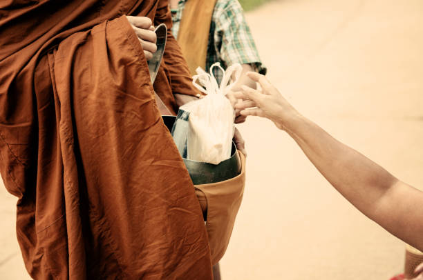 istock Offer food to monk 1005529926