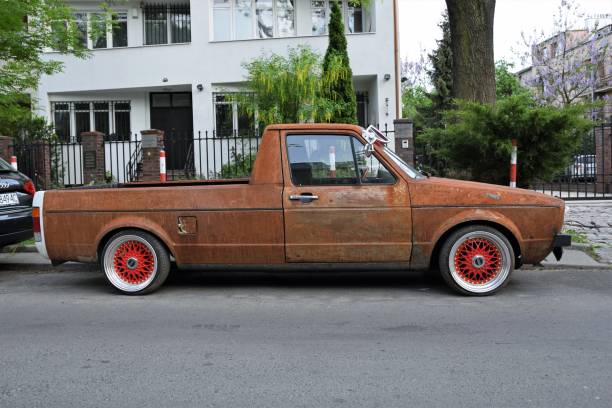 rusty volskwagen caddy per strada - vintage toning foto e immagini stock