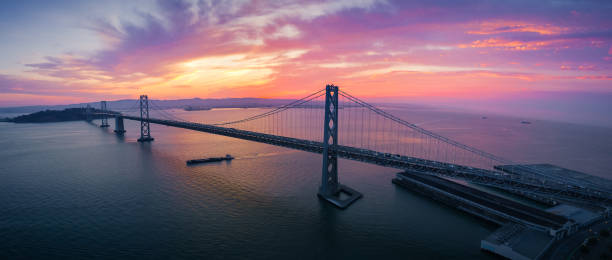 san francisco-oakland bay bridge all'alba - bay bridge car traffic transportation foto e immagini stock