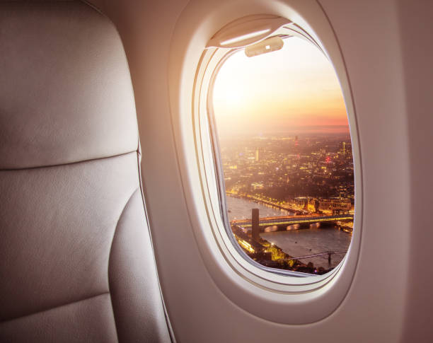 interior del avión con la ventana de la ciudad de londres, europa. - airplane window indoors looking through window fotografías e imágenes de stock