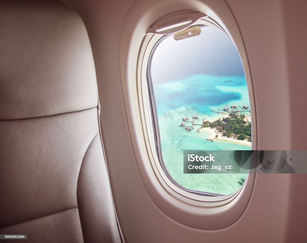 Ventana de avión con hermosa vista de la isla de Maldivas - Foto de stock de Avión libre de derechos
