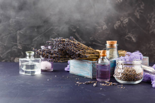 ラベンダーのオイルで乾燥ラベンダーの花。 - lavender dried plant lavender coloured bunch ストックフォトと画像