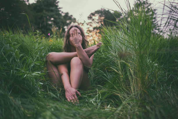 緑の芝生に座っている閉じた顔ヨガ美容女性。ヒッピーの自由奔放に生きる少女、アーサナ、楽しんでを落ち着かせるし、リラックス - yoga outdoors hippie people ストックフォトと画像