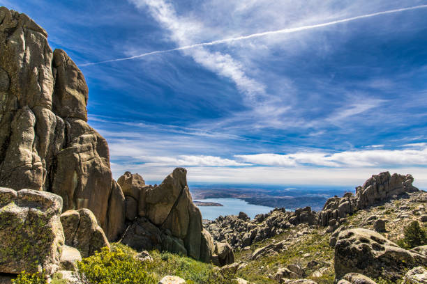 « la pedriza » un incroyable labyrinthe de roche à madrid, espagne. formations rocheuses incroyables et un endroit idéal pour l’aventure et escalade - igneous rock photos et images de collection