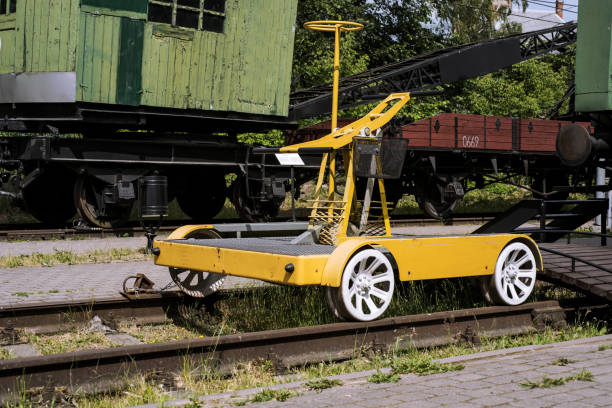 antiguo tren histórico. metal construcción locomotor. - humphrey bogart fotografías e imágenes de stock