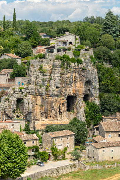 프랑스에서 ardeche 강에 labeaume의 작은 마에서 동굴 입구와 큰 바위의 보기 - ardeche 뉴스 사진 이미지