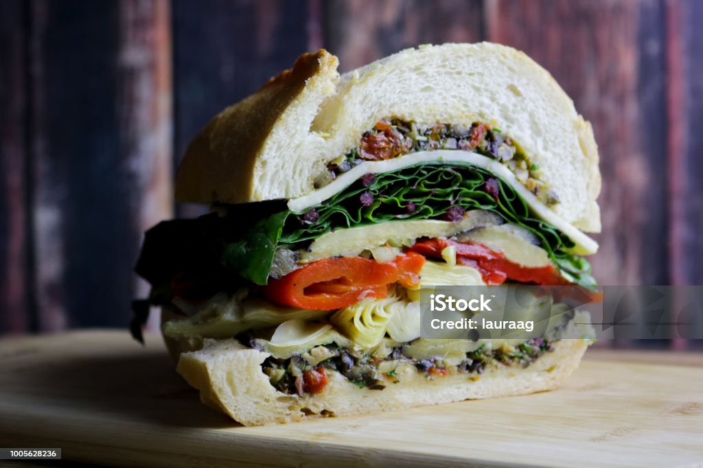 Italiano prensado berenjena, pimiento rojo y Sandwich de Tapenade de aceitunas - Foto de stock de Bocadillo libre de derechos