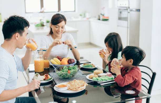 어머니, 아버지와 함께 먹는 두 아이 - family dining table breakfast eating 뉴스 사진 이미지