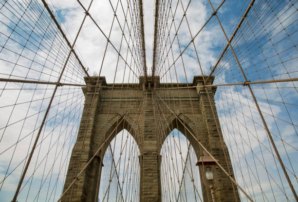 бруклинский мост в деталях - brooklyn bridge new york city angle brooklyn стоковые фото и изображения