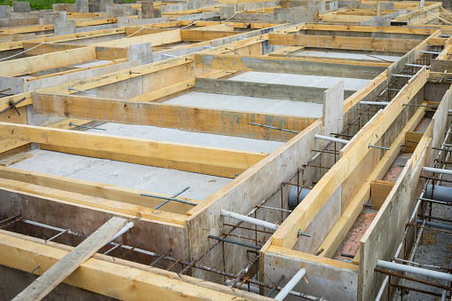 Producción del concreto base debajo de la casa con el uso de un encofrado desmontable. photo