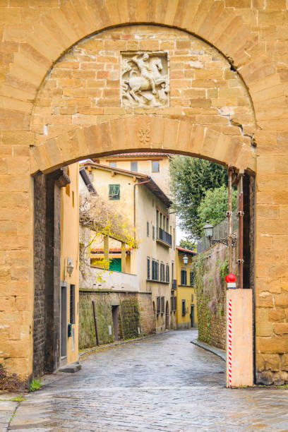 san giorgio porta, florencia, italia - oltrarno fotografías e imágenes de stock