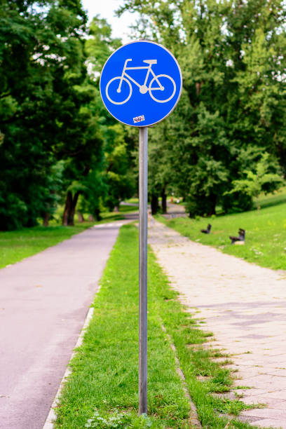 istock Cycle Paths Sign in the city Park 1005668328