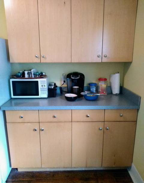 espacio en el mostrador oficina #2 - small domestic kitchen apartment rental fotografías e imágenes de stock