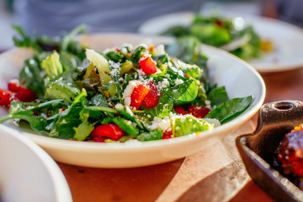 spinatsalat mit erdbeeren, ziegenkäse, balsamico, und walnüssen - salat stock-fotos und bilder