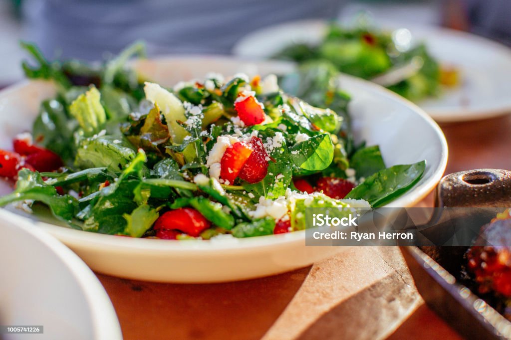 Insalata di spinaci con fragole, formaggio di capra, balsamico e noci - Foto stock royalty-free di Insalata