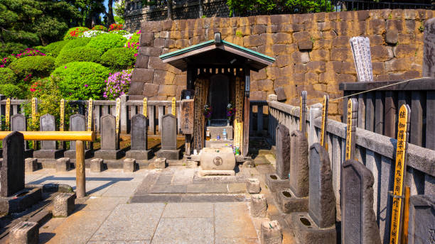 The grave of 47 ronin at Sengakuji Temple in Tokyo, Japan TOKYO, JAPAN - APRIL 20 2018: The grave of Oishi Kuranosuke  the leader of 47 ronin, the 47 loyal masterless samurai, one of the most popular Japanese historical epic legends at Sengakuji Temple harakiri photos stock pictures, royalty-free photos & images