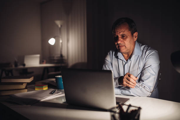 istock Businessman working late in office 1005781524
