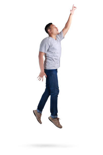 levitación. hombre joven camina saltando en el aire - levitación fotografías e imágenes de stock