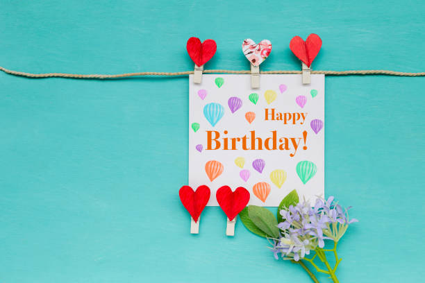 kartka urodzinowa z czerwonym klipsem do serca i fioletowym kwiatem - gift greeting card birthday card red zdjęcia i obrazy z banku zdjęć