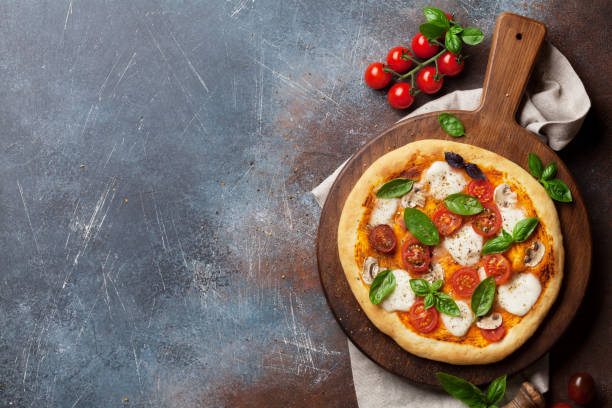 istock Italian pizza with tomatoes, mozzarella and basil 1005821334