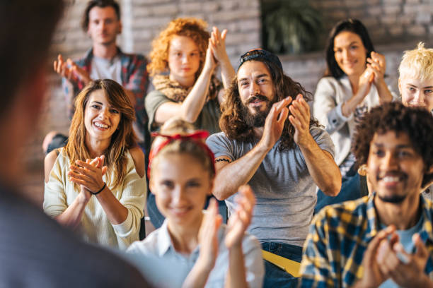 duża grupa szczęśliwych freelancerów oklaskiwała klasę szkoleniową w sali konferencyjnej. - training business seminar clapping zdjęcia i obrazy z banku zdjęć