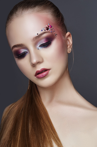 Maquillaje Arte Sobre Las Cejas De Las Mujeres Muchas Piedras De Diversas Formas Hermosa Cara Cuidado De La Piel Suave Belleza Maquillaje En El Primer Plano De Rostro De Mujer Maquillador Profesional Maquillaje Arte Sobre Las Cejas De Las Mujeres Muchas Piedras De Diversas Formas Hermosa Cara Cuidado De La Piel Suave Belleza Maquillaje En El Primer Plano De Rostro De Mujer Maquillador Profesional