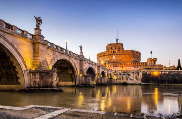 ローマの日没時サンタンジェロ城とテヴェレ川の眺め。イタリア - castel santangelo ストックフォトと画像