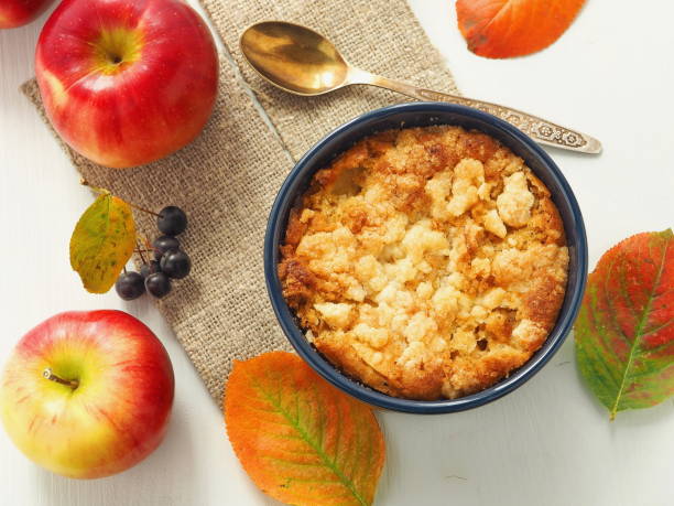 widok z góry szarlotka kruszonka. jesienne owoce ciasto ozdobione jasnymi liśćmi. selektywne skupienie. - apple portion red freshness zdjęcia i obrazy z banku zdjęć