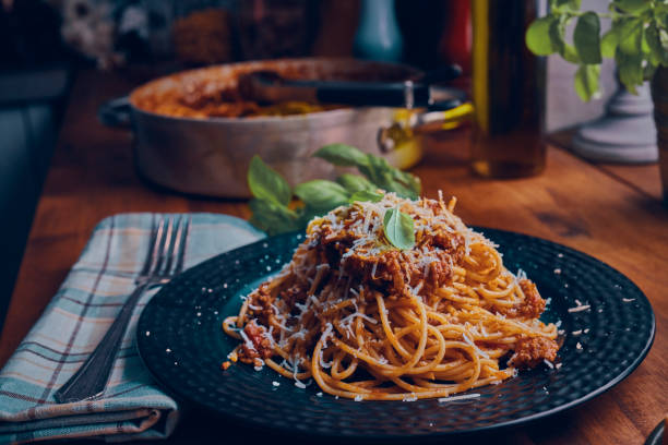 manger des spaghettis bolognaise - dishware pasta tagliatelle beef photos et images de collection