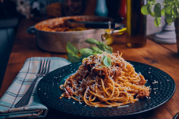mangiare spaghetti alla bolognese fatti in casa - tomato sauce domestic kitchen meat cheese foto e immagini stock