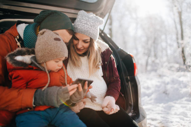istock Family on a winter road trip 1005864116