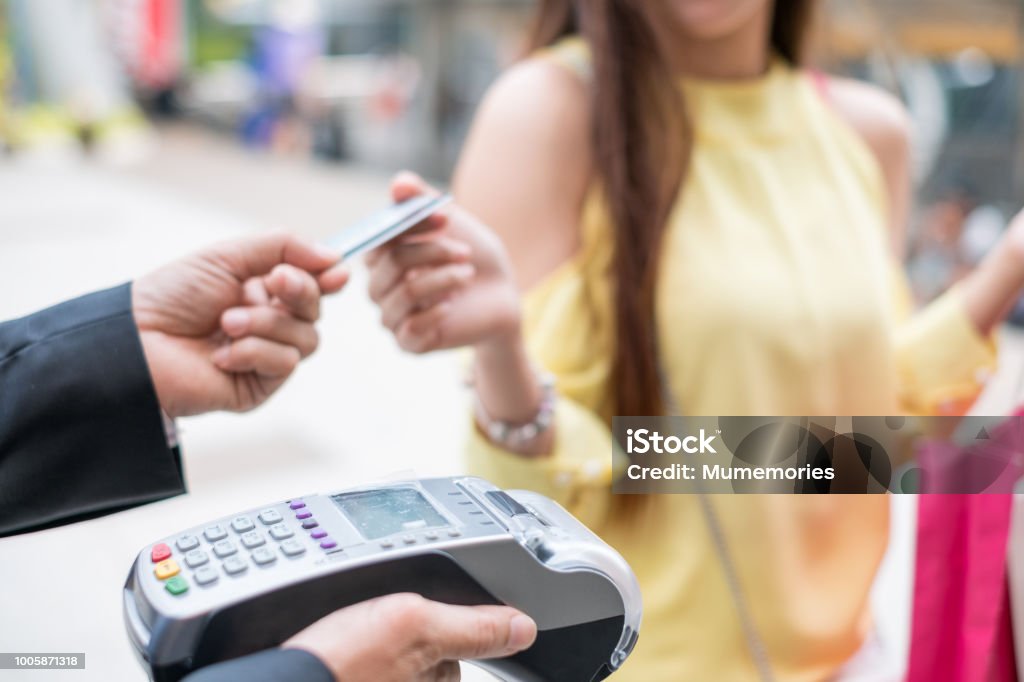 Mujer pago tarjeta de crédito con pago terminal y cajero hombre - Foto de stock de Supermercado libre de derechos