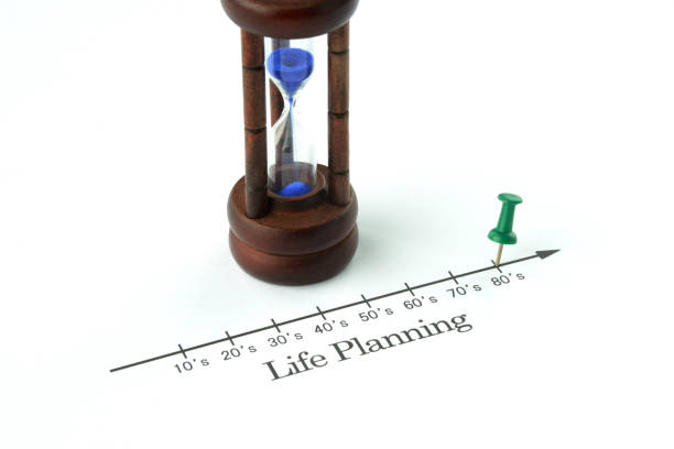 koncepcje planowania życia osób starszych - retirement pension hourglass concepts zdjęcia i obrazy z banku zdjęć