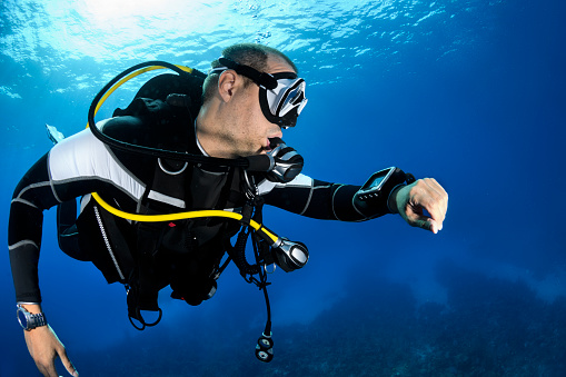 Scuba Diving rescue course surface skills removing gear of unconscious diver