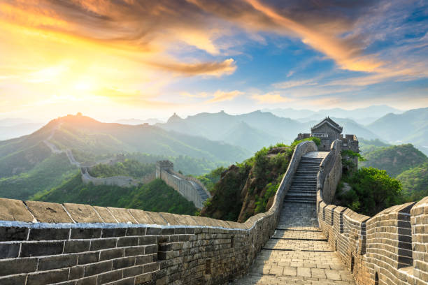 great wall of china  - chinesische mauer stock-fotos und bilder