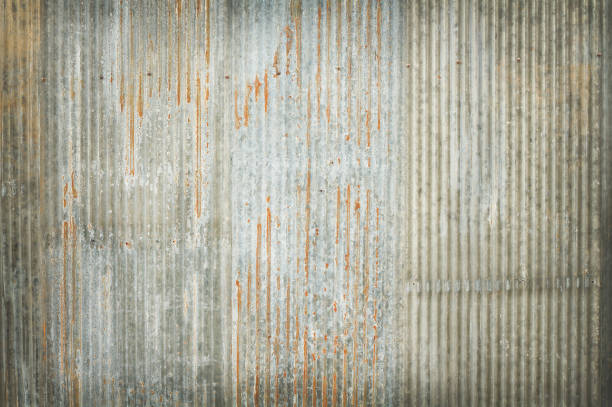 старый фон текстуры цинка, ржавый на оцинкованной металлической поверхности. - corrugated iron tin rusty metallic стоковые фото и изображения