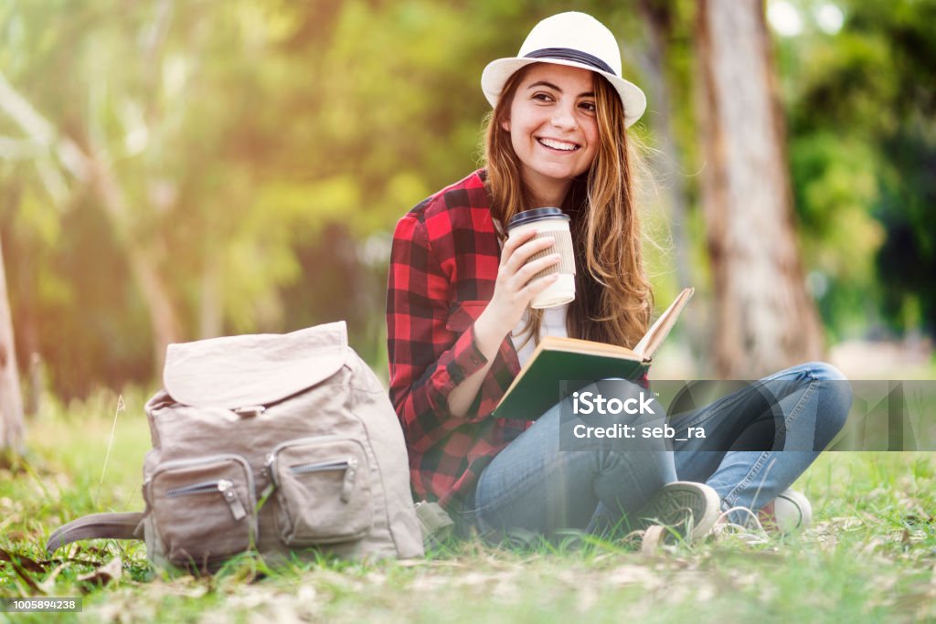 Lecture d’un livre au parc - Photo de Étudiant en université libre de droits