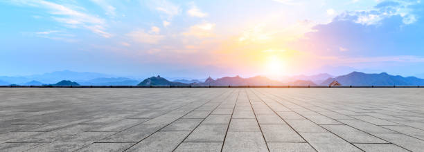 istock Square floor and and great wall with mountains 1005900078