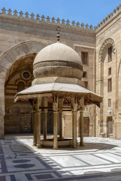 fontana di abluzione nel cortile della moschea al-sultan al-zahir barquq, il cairo, egitto - courtyard arch arabic style cairo foto e immagini stock