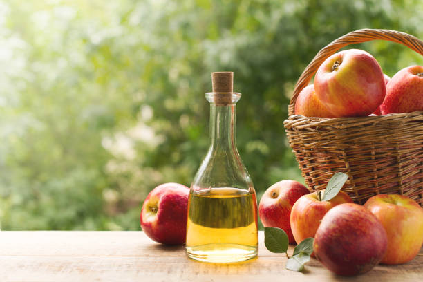 vinaigre de cidre de pomme en bouteille avec apple - vinegar photos et images de collection