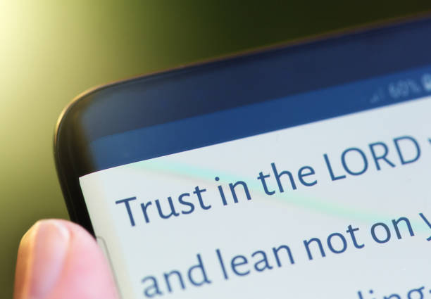 "confía en el señor" mensaje en el teléfono móvil - teachings fotografías e imágenes de stock